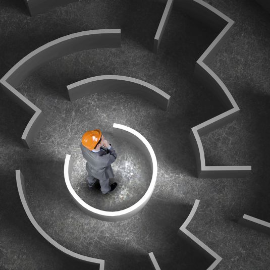 The site manager is in the middle of a labyrinth and is looking for a way out.