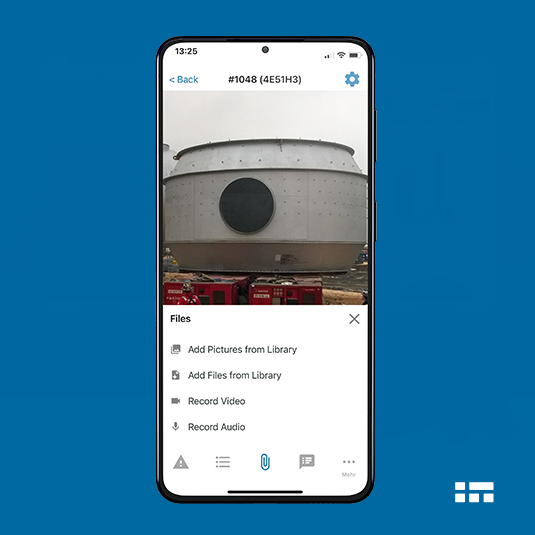 Smartphone mit Abbildung der Material Management App - Fotodokumentations-Feature.