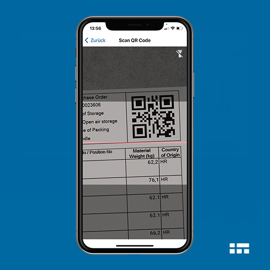 Material Management App auf Smartphone: Scannen eines QR-Codes auf Packschein.