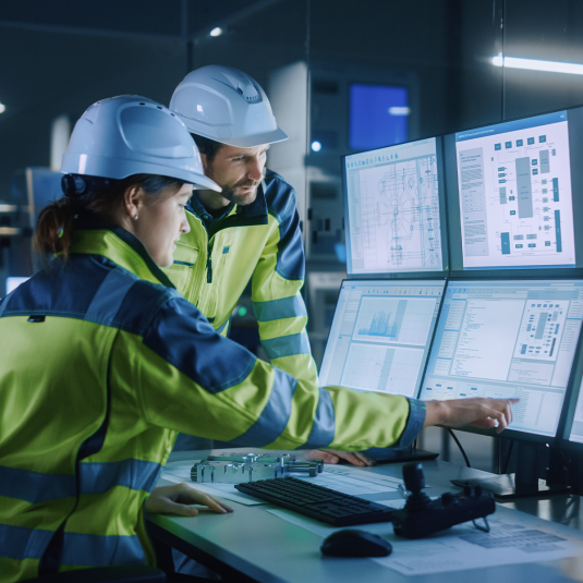 Site Manager bei der Arbeit - Vier Bildschirme vor ihnen.