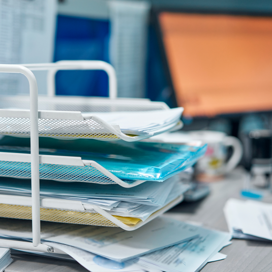 Papierberge im Office des Site Managers