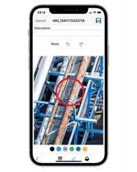 Site management in construction: Picture of cell phone with Iniste LMS and intuitive deviation tracking in industrial construction.
